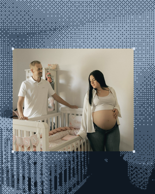 Un couple qui attend un bébé, près du berceau.